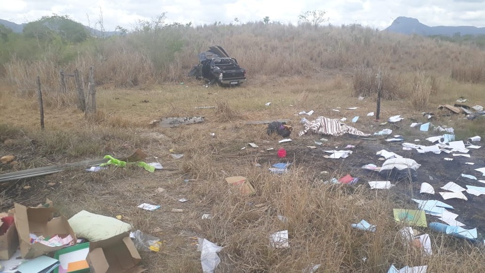 Duas pessoas morrem e três ficam feridas após motorista perder controle da direção e carro cair em ribanceira no sul da Bahia — Foto: Reprodução/Redes Sociais