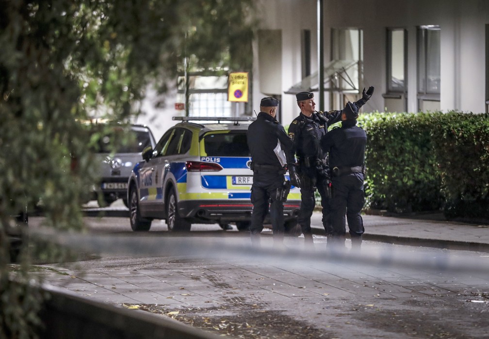 Polícia isola local onde o rapper sueco Einar foi morto a tiros, no distrito de Hammarby Sjostad, em Estocolmo, em 22 de outubro de 2021 na capital da Suécia — Foto: Christine Olsson/TT via AP