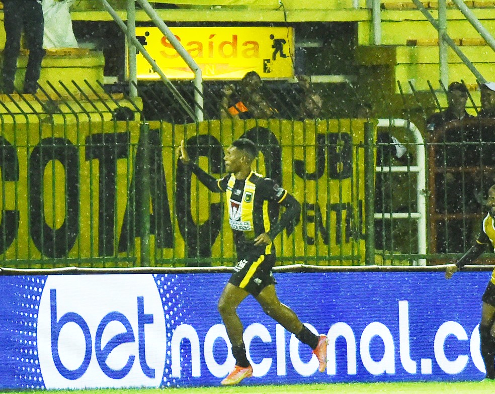 Lelê comemora gol em Volta Redonda x Fluminense  — Foto: André Durão/ge