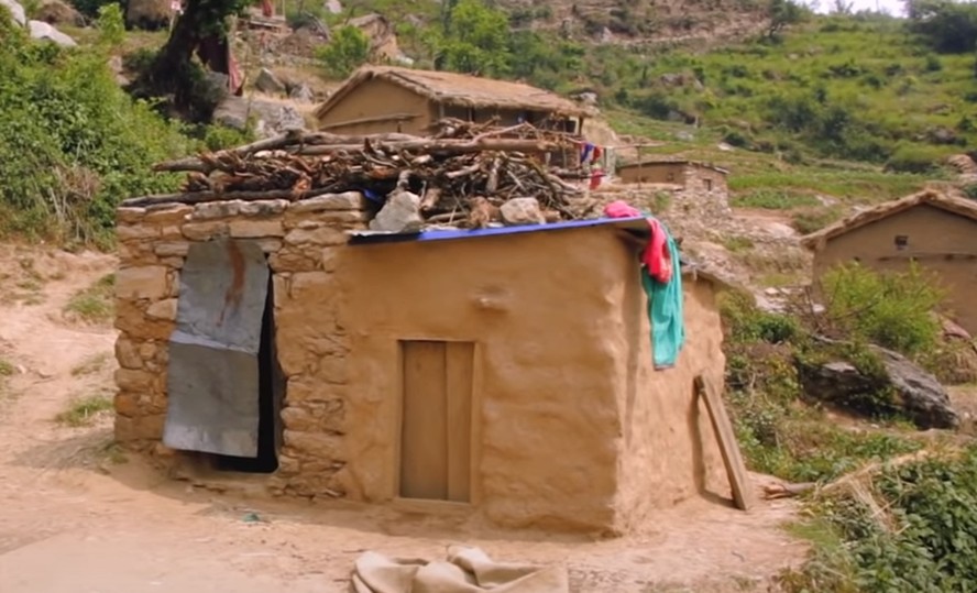 Tipo de construção usada durante o chhaupadi; jovem morreu no Nepal após ser picada por cobra durante isolamento no período menstrual