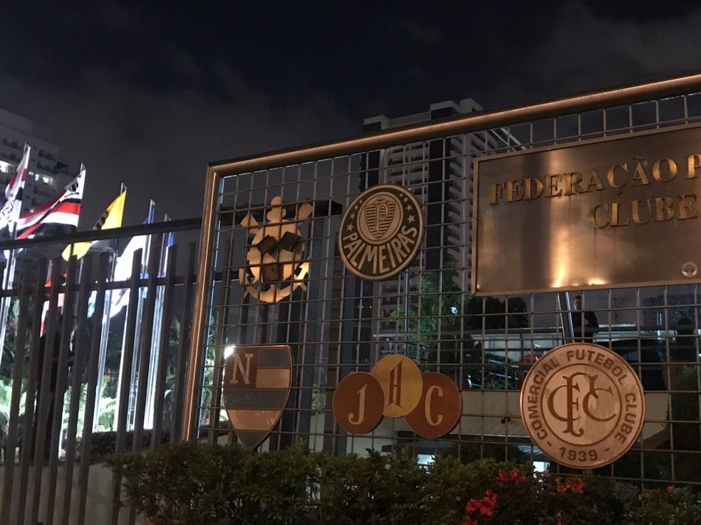Símbolo do Corinthians é vandalizado na sede da Federação Paulista (Foto: André Hernan)
