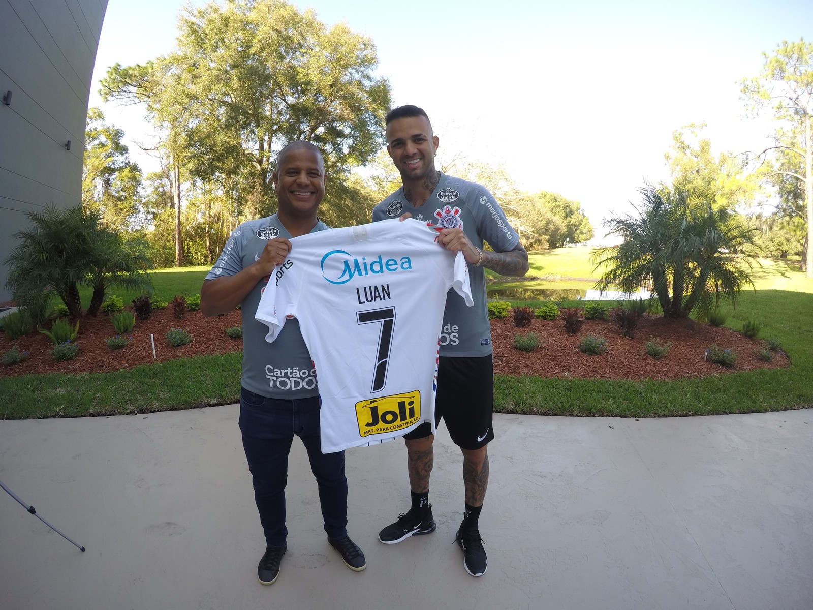 Marcelinho entrega a camisa 7 do Corinthians a Luan: 