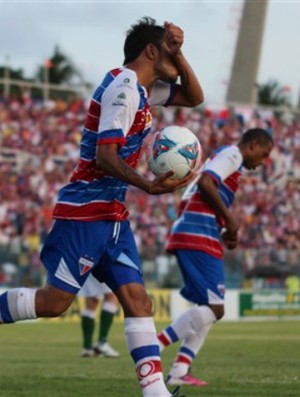 Assisinho marcou o primeiro gol contra o Luverdense no PV (Foto: Site oficial do Fortaleza)