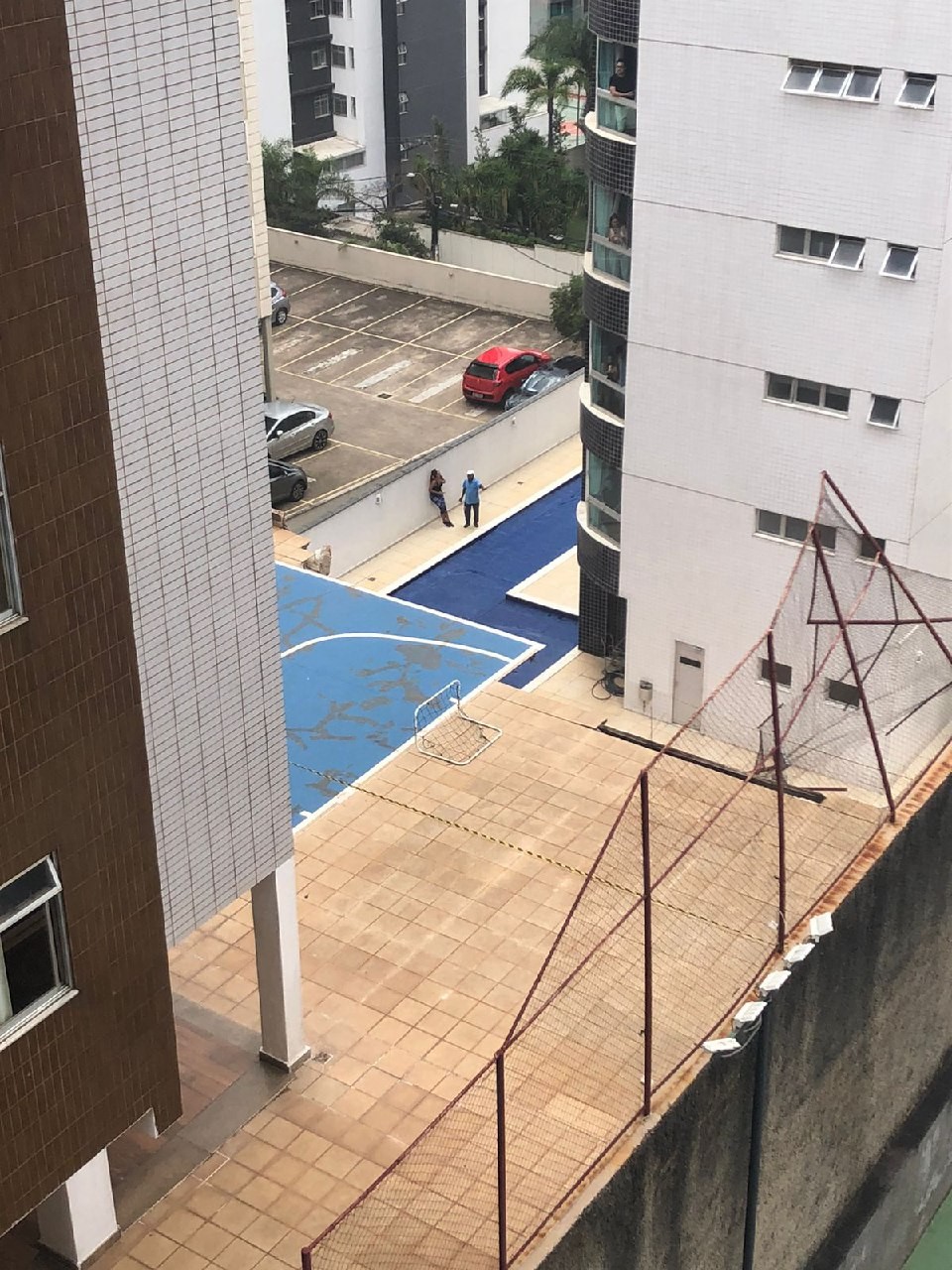 Parte de área de lazer de prédio residencial volta a desabar no bairro Buritis, em Belo Horizonte