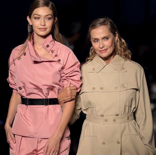 Bottega: Reunindo modelos de diferentes gerações na passarela, como Gigi Hadid e Lauren Hutton, a grife mostrou sua coleção de pegada utilitária e chique (Foto: Getty Images e Imaxtree)