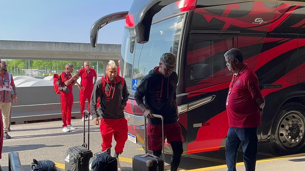 Arrascaeta e Vidal, do Flamengo, embarcam para Argentina  &mdash; Foto: Gabriel Andrade / ge