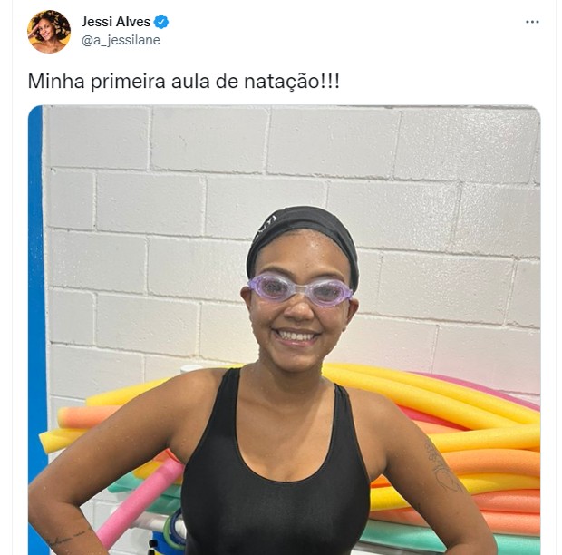 Ex-BBB Jessi em primeira aula de natação (Foto: Reprodução/Twitter)