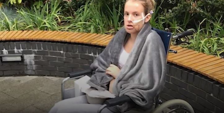 Emily Eccles durante recuperação (Foto: Reprodução/Youtube)