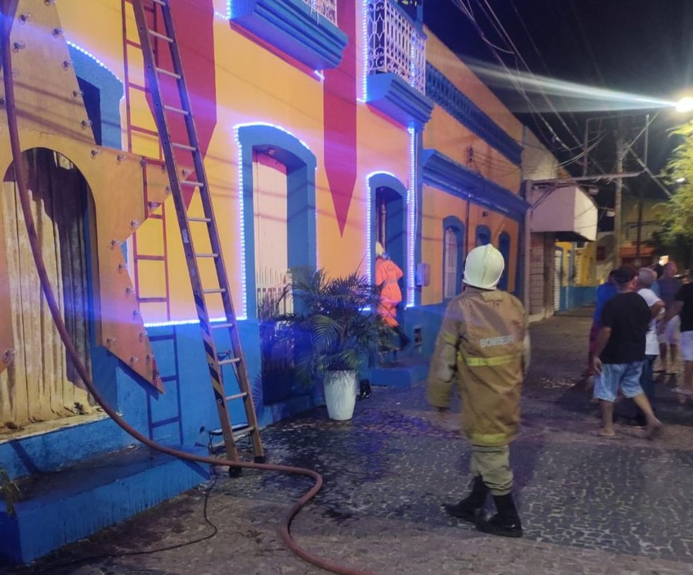 Bombeiros usaram 100 litros de água para conter as chamas no prédio da Prefeitura de Quixeramobim. — Foto: Corpo de Bombeiros/ Divulgação
