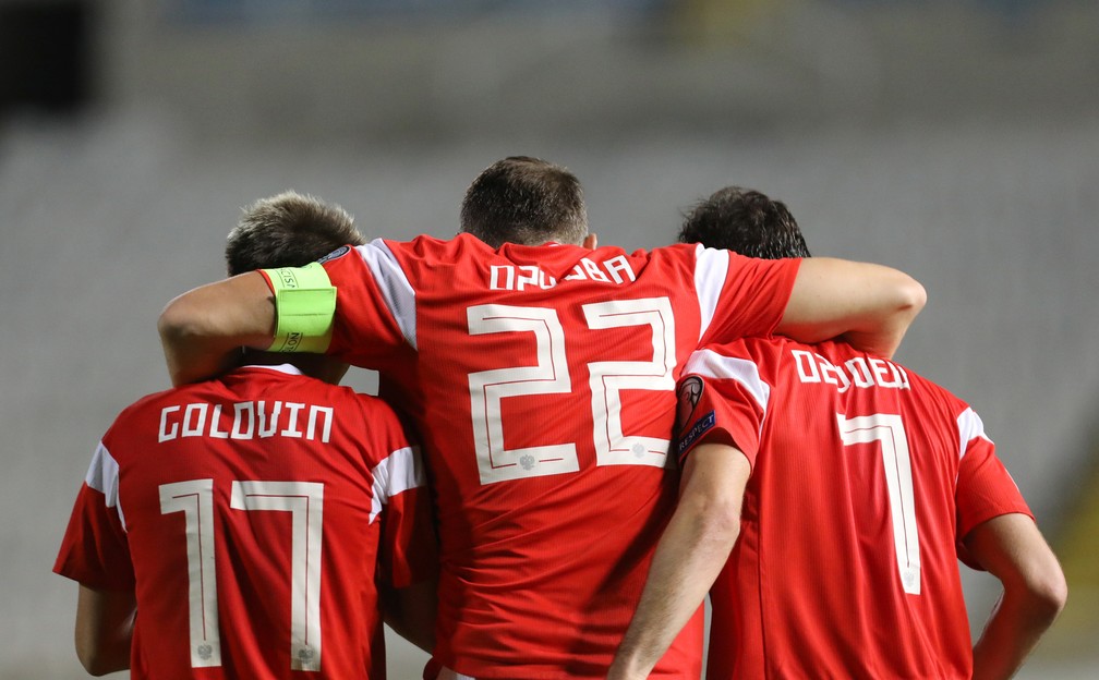 Golovin Dzyuba Rússia Chipre eliminatórias Euro Eurocopa 2020 — Foto: Yiannis Kourtoglou/Reuters