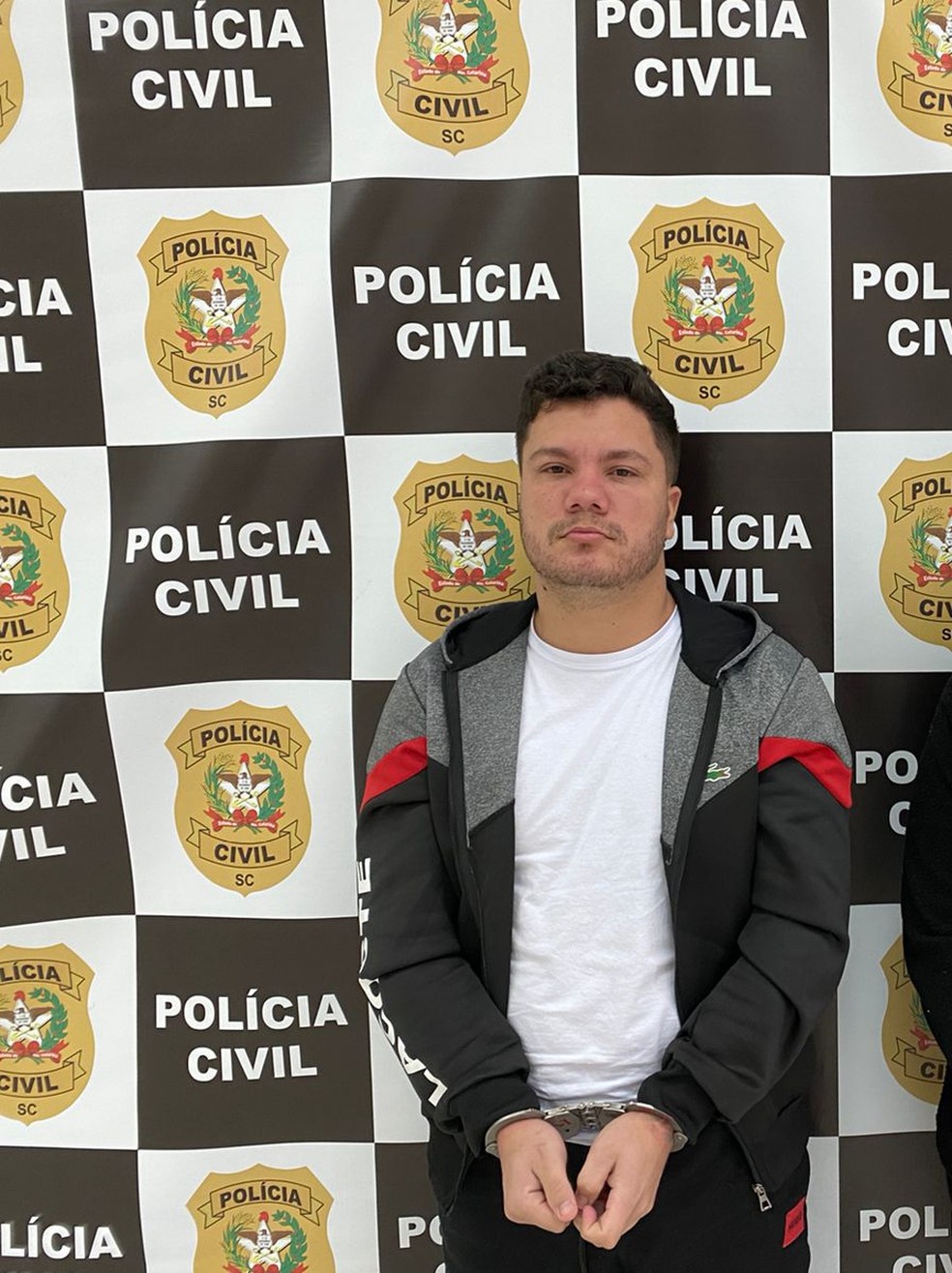 Suspeito foi preso com documentos falsos em nome de Ronaldo Ramos Caiado Filho. — Foto: Polícia Civil/Divulgação