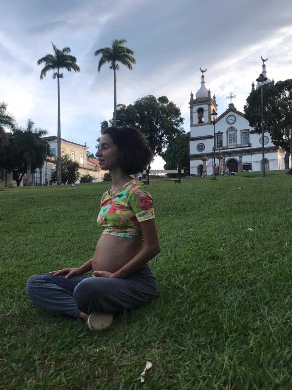 A engenheira Amanda Lima, grávida de Lara, tratou irregularidade menstrual adotando rituais da ginecologia natural, como “plantar a lua” (Foto: Arquivo Pessoal)