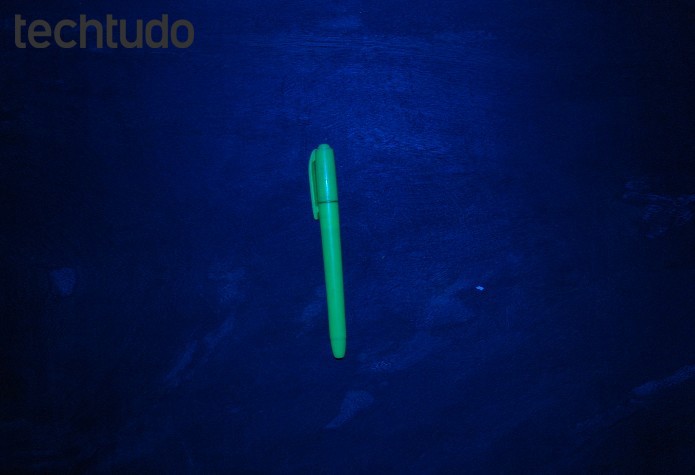 Objeto fluorescente brilhando no escuro com flash pintado de azul (Foto: Raquel Freire/TechTudo)
