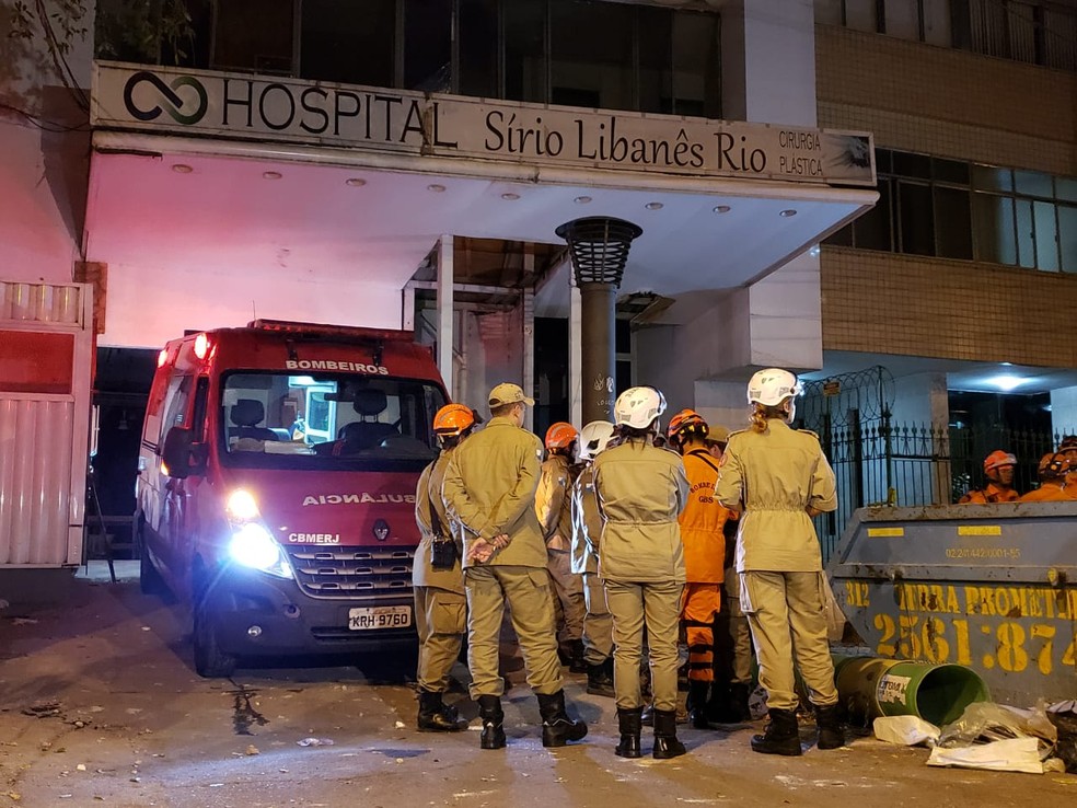Bombeiros e agentes da Defesa Civil foram ao local do desabamento — Foto: Leonardo Ferreira/ Tv Globo