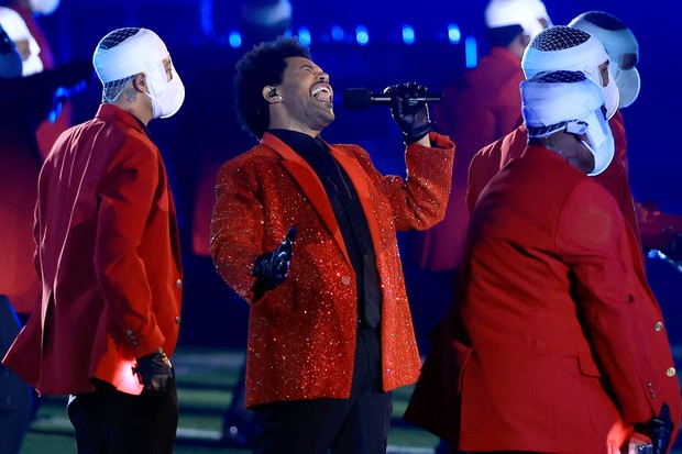 The Weeknd se apresentando no Super Bowl (Foto: Getty Images)