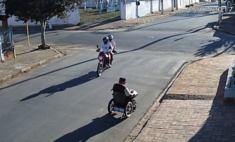 Dupla em moto assalta cadeirante na área central de São Miguel Arcanjo (Foto: Reprodução/TV TEM)