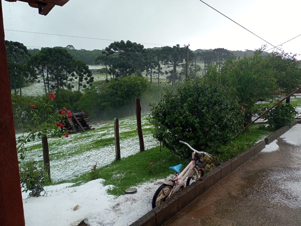Moradores do bairro Boa Vista, no distrito de Campestrinho, em Andradas (MG), registraram local ‘coberto de neve’ — Foto: Antônia Oliveira