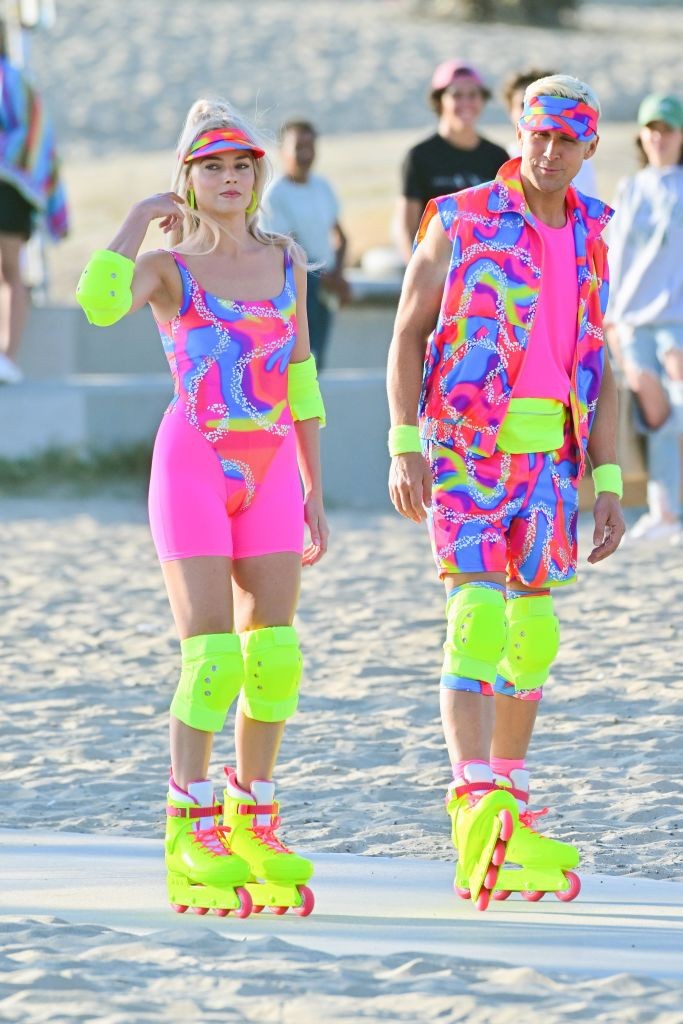 LOS ANGELES CA - JUNE 27:  Margot Robbie and Ryan Gosling on rollerblades film new scenes for 'Barbie' in Venice California. 27 Jun 2022. (Photo by MEGA/GC Images) (Foto: GC Images)