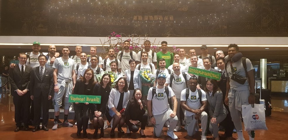 Brasileiros foram recebidos em hotel na China com cartazes e flores — Foto: Divulgação/CBB