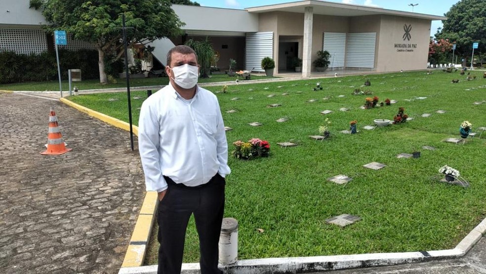 Agente funer&aacute;rio Jos&eacute; Evaldo da Silva J&uacute;nior, de 43 anos: empatia pelas fam&iacute;lias enlutadas &mdash; Foto: Divulga&ccedil;&atilde;o