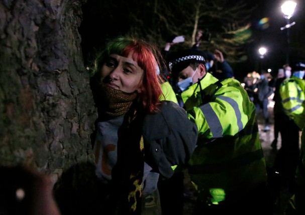 LONDON, ENGLAND - MARCH 13: A woman is arrested during a vigil for Sarah Everard on Clapham Common on March 13, 2021 in London, United Kingdom. Vigils are being held across the United Kingdom in memory of Sarah Everard. Yesterday, the Police confirmed tha (Foto: Getty Images)