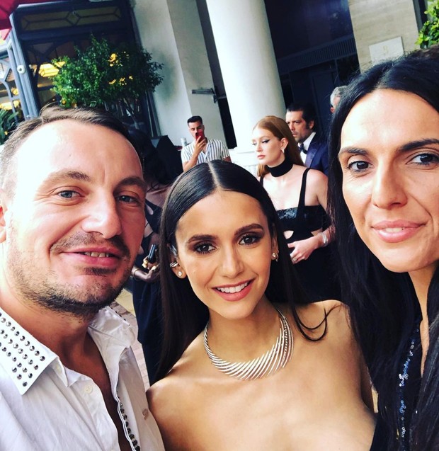 Nina Dobrev com Marina Ruy Barbosa e Guilherme Mussi ao fundo (Foto: Reprodução Instagram)