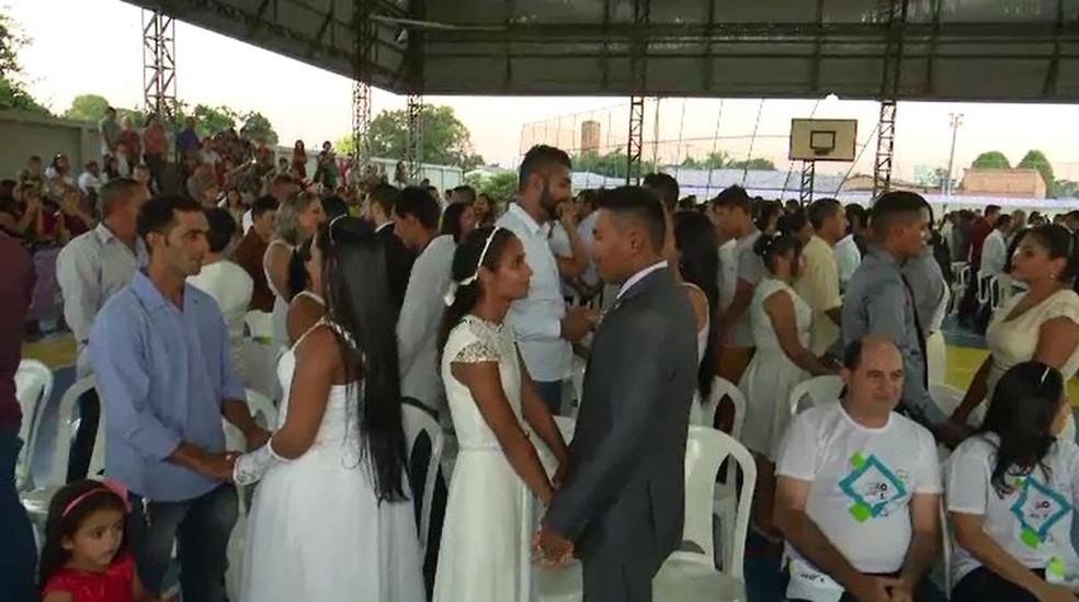 Mais de 140 casais oficializaram união durante o Casamento Coletivo no interior do Acre (Foto: Reprodução/Rede Amazônica Acre)