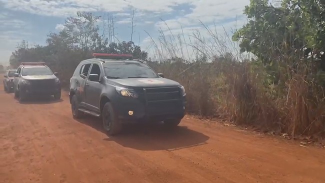 Movimento na entrada de cerco policial montado para capturar Lázaro Barbosa