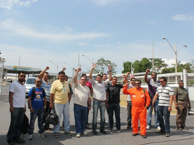 Trabalhadores fizeram ato em frente à sede da Refinaria de Manaus nesta manhã (Foto: Girlene Medeiros / G1 AM)