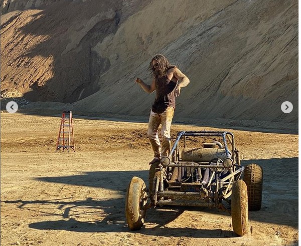 O ator Jason Momoa sujo de lama após um passeio de bugue (Foto: Instagram)
