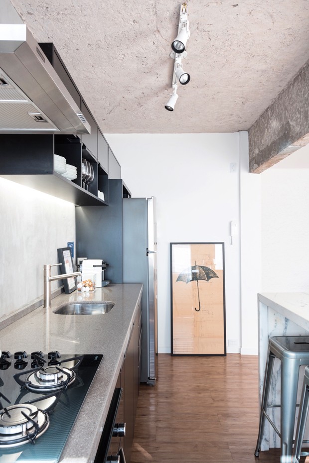 Cozinha integrada com bancada de mármore é destaque em apê de 60 m² (Foto: Marcelo Donadussi)
