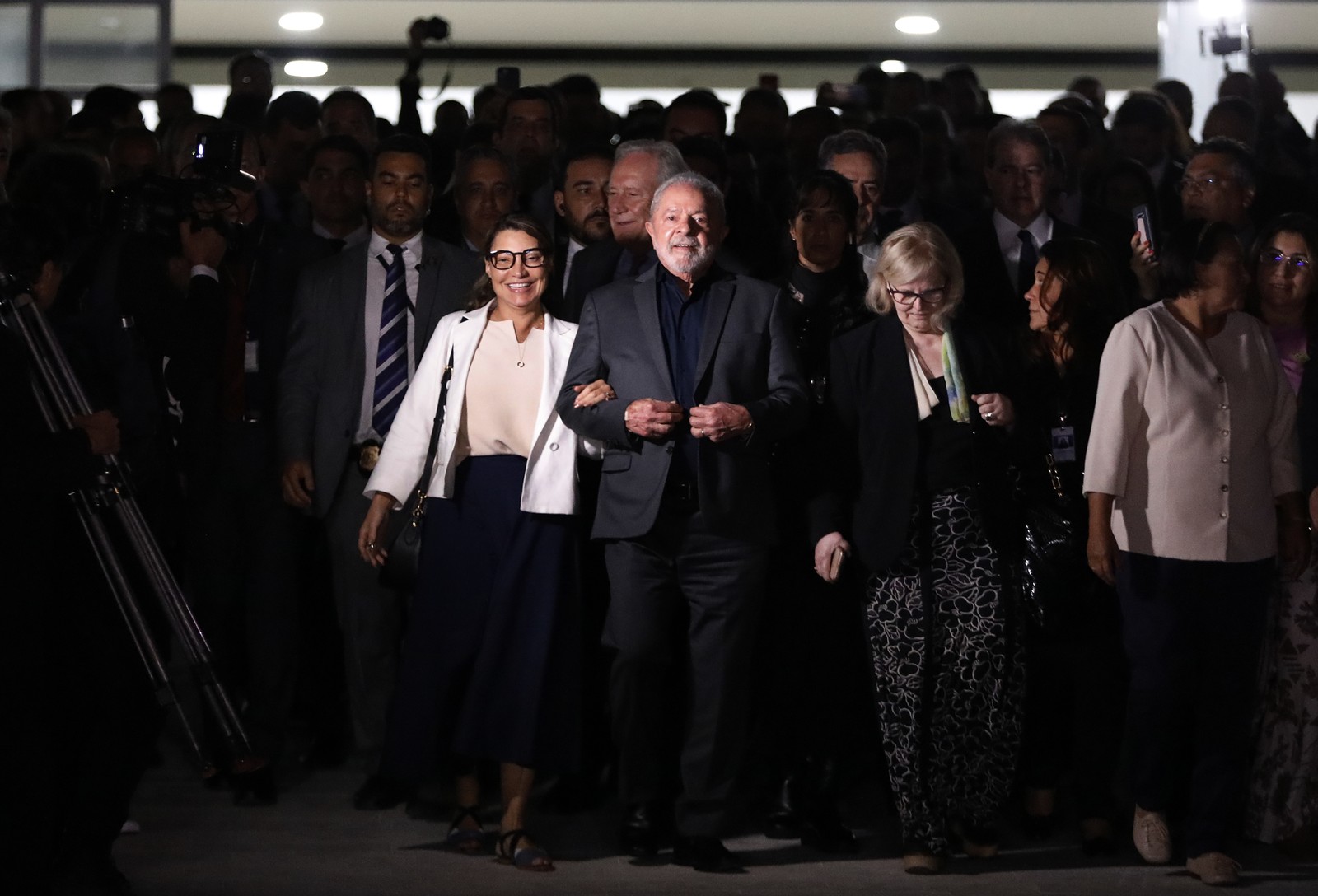 No dia seguinte à tentativa frustrada de golpe de estado, Lula desce rampa do Palácio do Planalto com governadores e representantes dos Três Poderes — Foto: Cristiano Mariz/Agência O Globo/09-01-2023