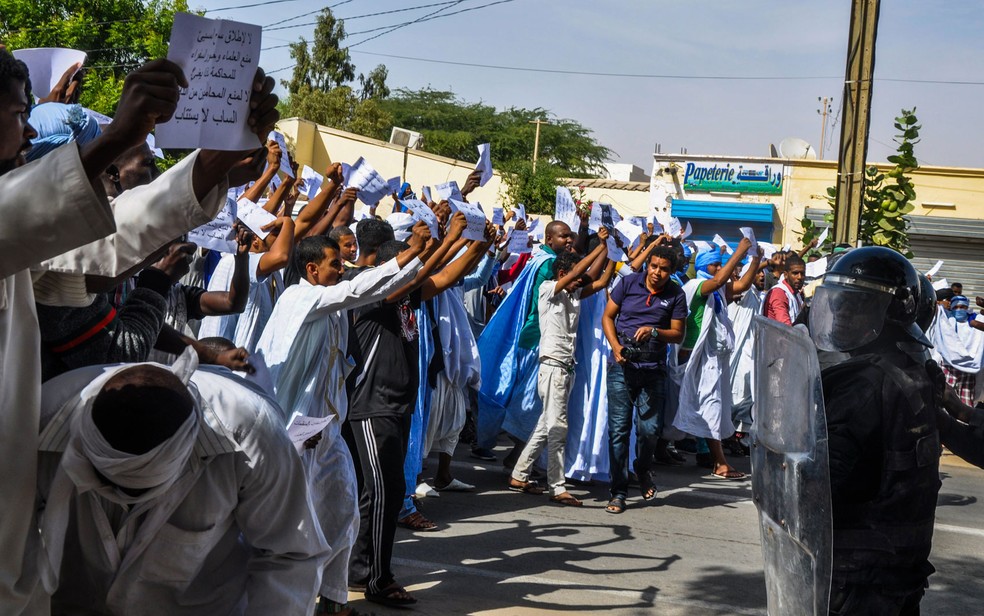 Manifestantes enfrentam policiais em ato em Nouakchott, na Mauritânia, em 10 de novembro, contra a decisão de procuradores que apelaram da sentença de um homem que teve sua pena de morte comutada a dois anos de prisão por comentários considerados blasfemos em um blog (Foto: STR/AFP)