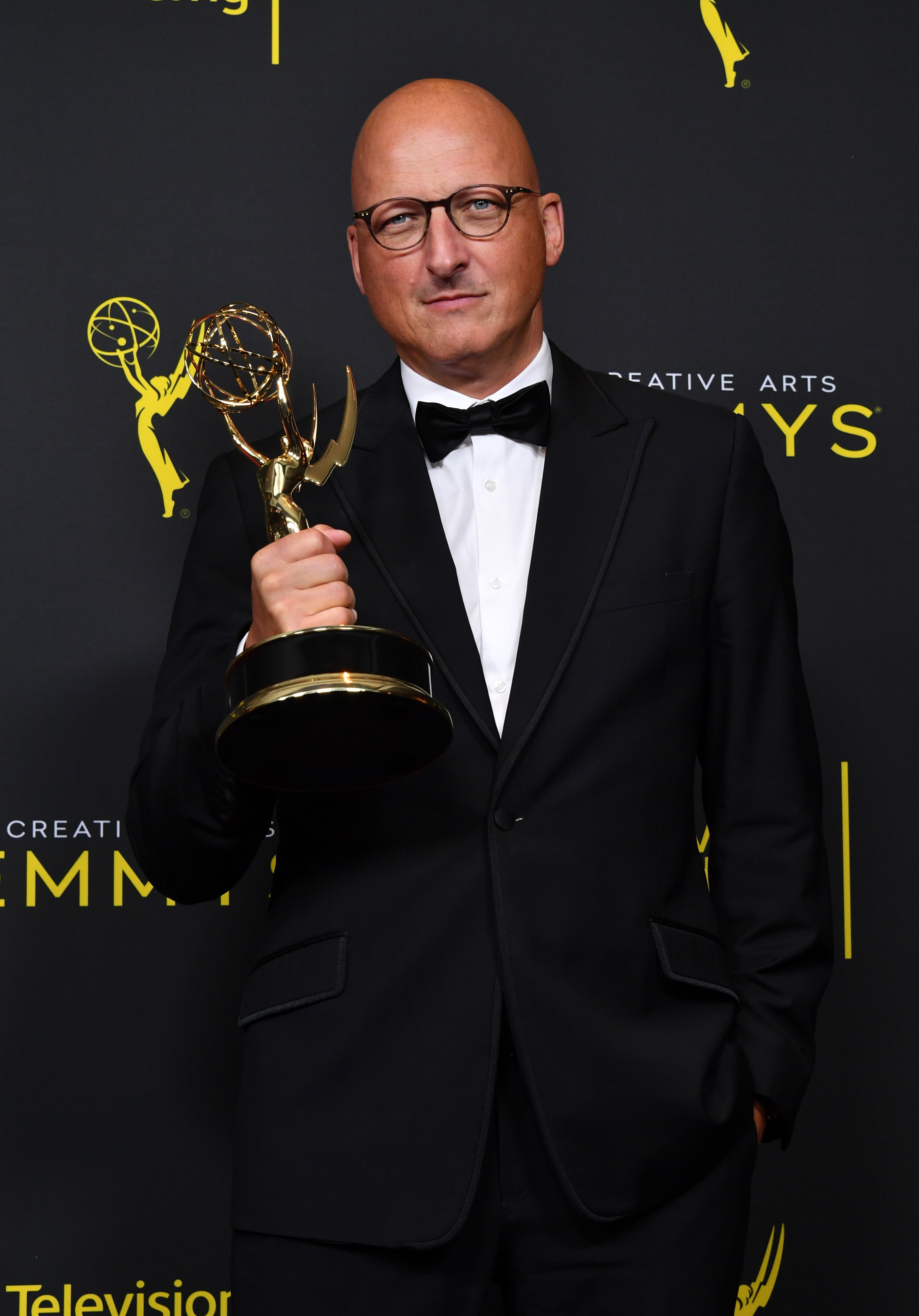 O cineasta Dan Reed com o troféu do prêmio Emmy vencido por Leaving Neverland (2019), produções sobre os supostos abusos contra crianças cometidos por Michael Jackson (1958-2009) (Foto: Getty Images)