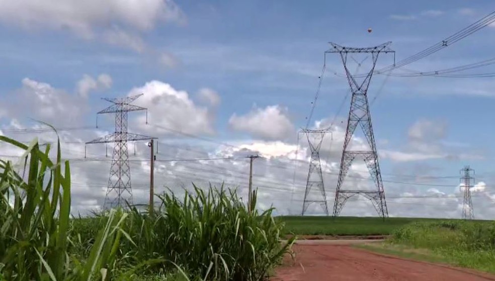 Torres de energia na zona rural de Rio das Pedras — Foto: Reprodução/EPTV