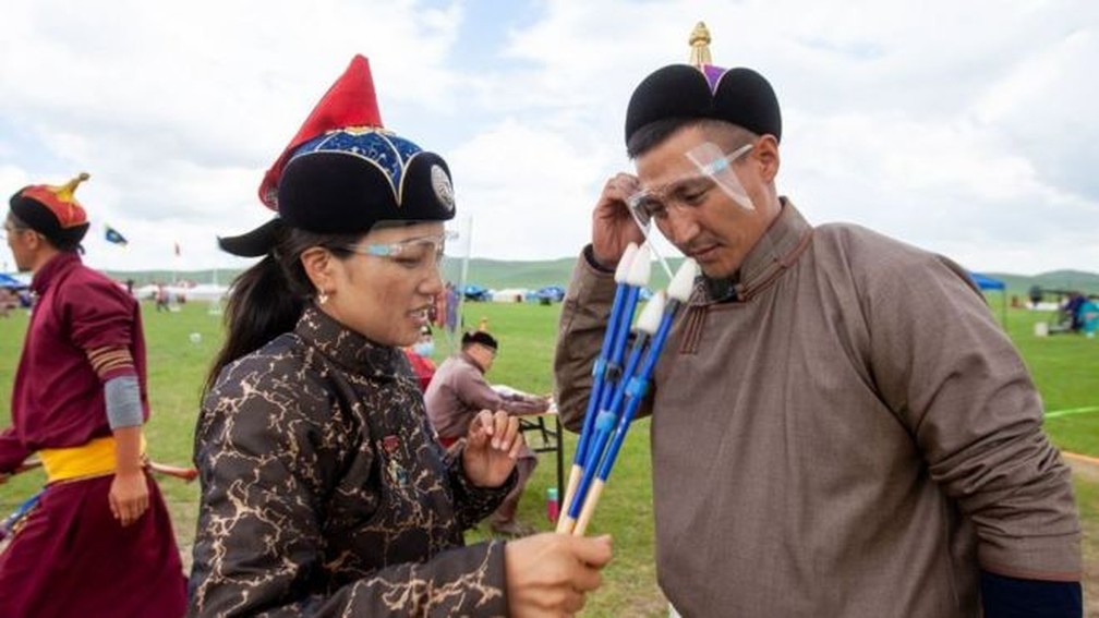 Sociedade mongol se submeteu a duras restrições pelo coronavírus, incluindo a celebração de um de seus festivais mais importantes, o Naadam Festival, que não teve quase nenhum público — Foto: Getty Images via BBC