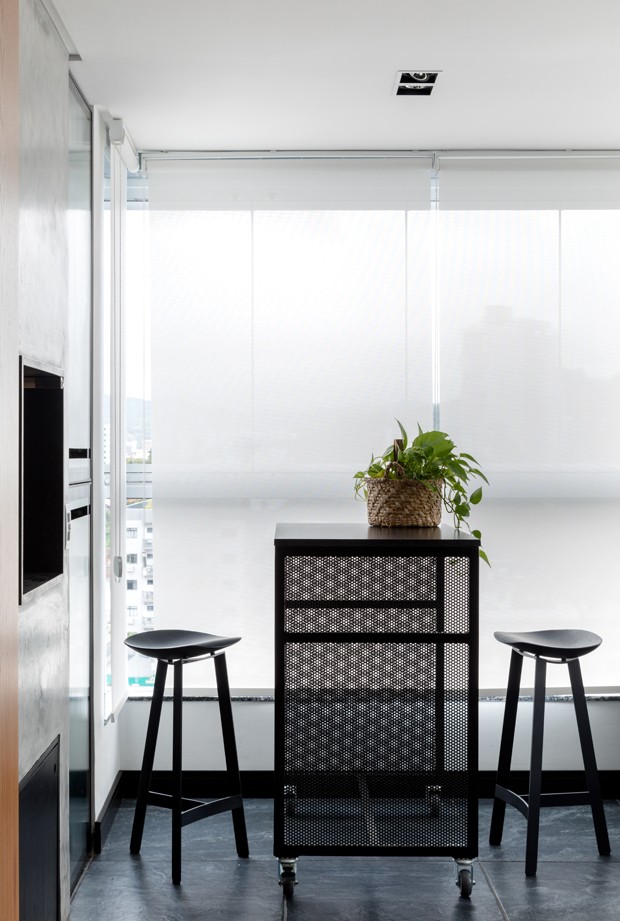 Apê de 40 m² tem cozinha preta e muito estilo no décor  (Foto: Fábio Jr. Severo)