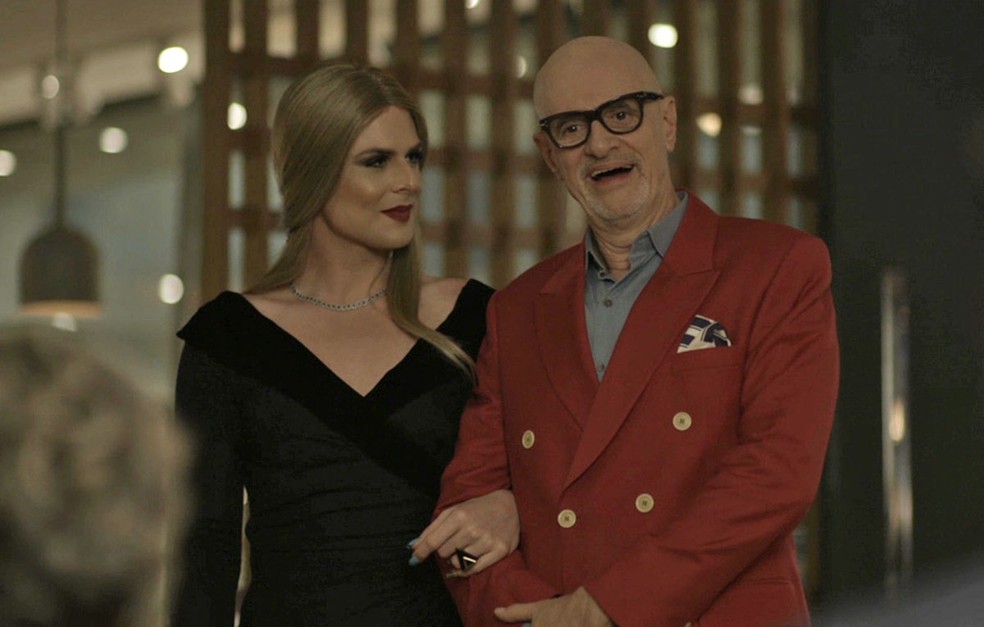 Rúbia surge de braço dado com Pedrinho, usando o colar que ele havia dado a Sabine (Foto: TV Globo)