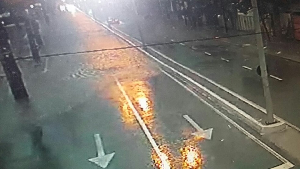 Avenida Norte, no Recife, apresentava pontos de alagamento no início da manhã desta quarta-feira (11) (Foto: Danilo Cesar/TV Globo)