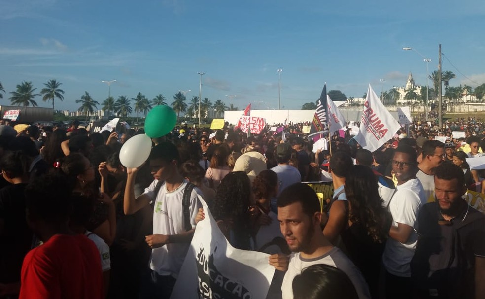 Manifestantes protestaram na Praça Maria Aragão contra o contingenciamento de recursos para a educação — Foto: Alessandra Rodrigues/Rádio Mirante AM