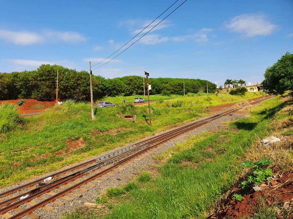 Atropelamento foi registrado na linha férrea, próximo da Avenida Guaipó — Foto: Solange Riuzim/RPC Maringá
