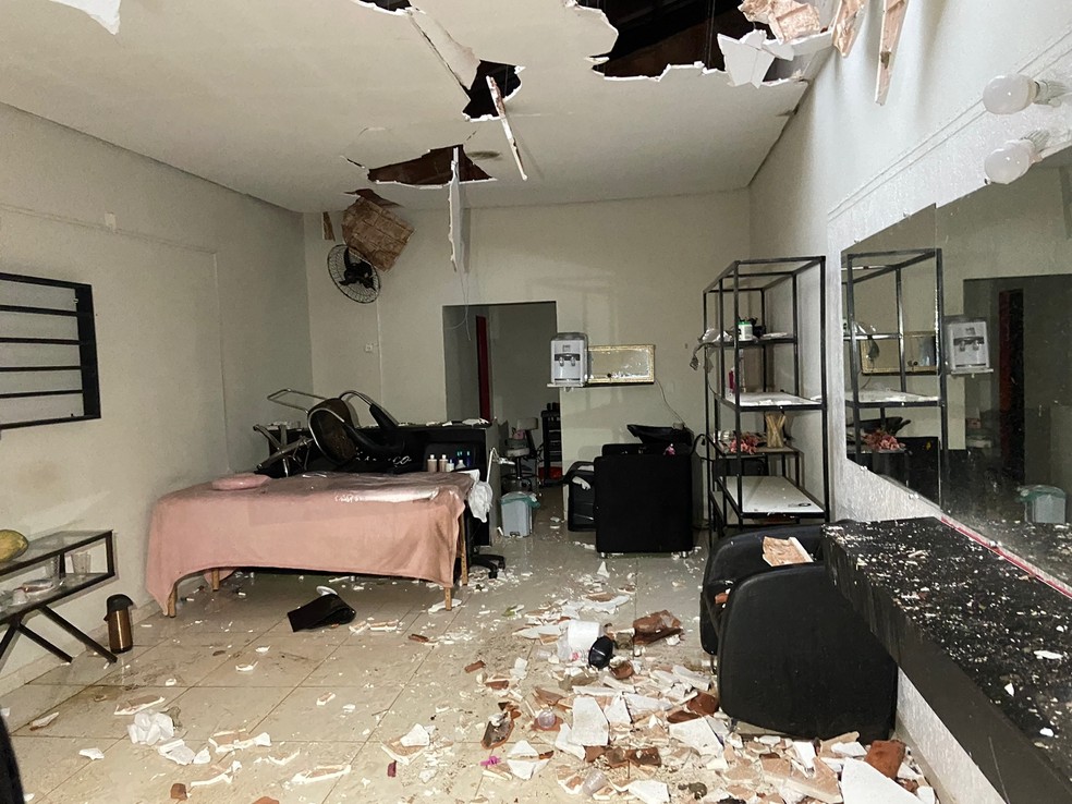 Salão destruído após chuva no Aureny III — Foto: Cíntia Ribeiro/TV Anhanguera