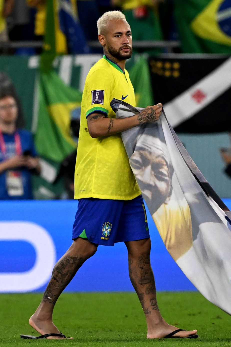 Neymar carrega faixa de Pelé após jogo com a Coreia