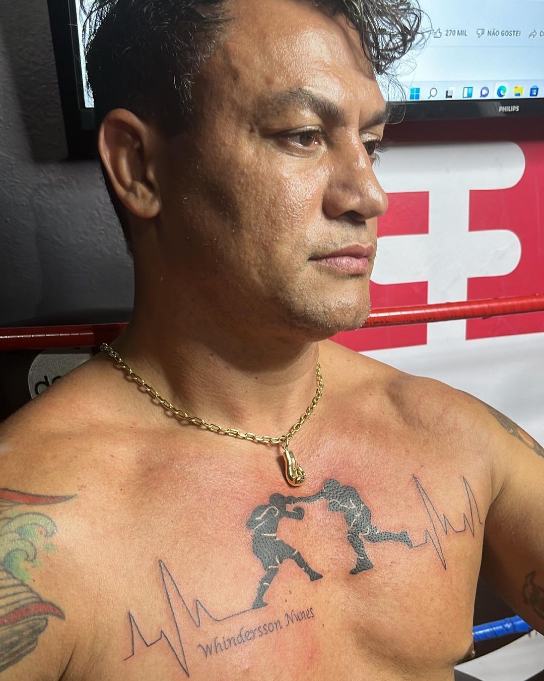 Popó tatua cena de luta com Whindersson (Foto: Reprodução/Instagram)