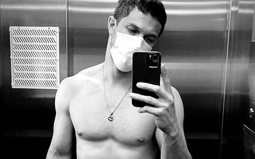 Romulo Estrela brinca ao postar foto sem camisa: "Não tem mais esse corpitcho"