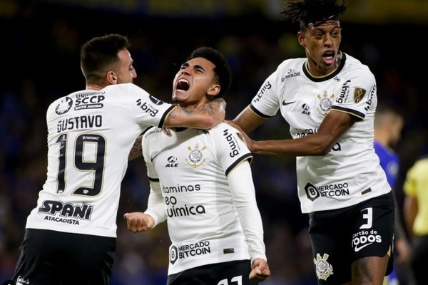 Du Queiroz comemora gol contra o Boca Juniors em plena La Bombonera (Foto: Reprodução/Instagram @rodrigo_coca)