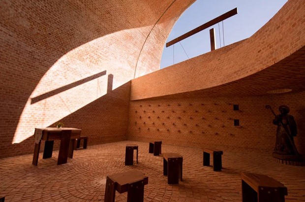 Capela na Argentina é feita a partir de material de construção reciclado (Foto: Nicolás Campodonico/Divulgação)