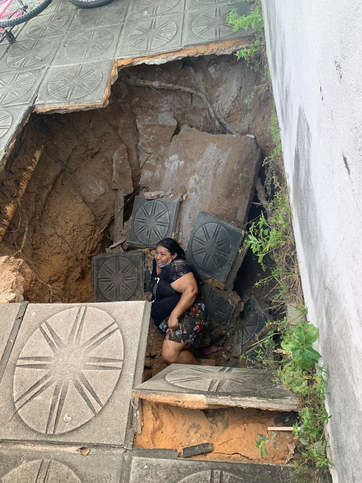 Calçada cede e mulher cai em buraco de 3 metros de profundidade em Penedo