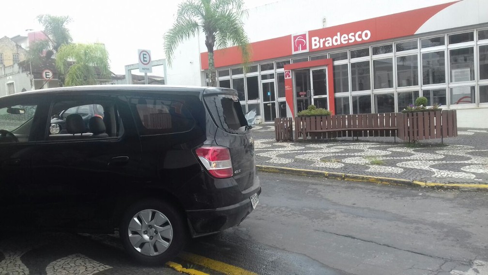 Agência do Bradesco em Palmeira também foi um dos bancos invadidos (Foto: Divulgação/PRF)