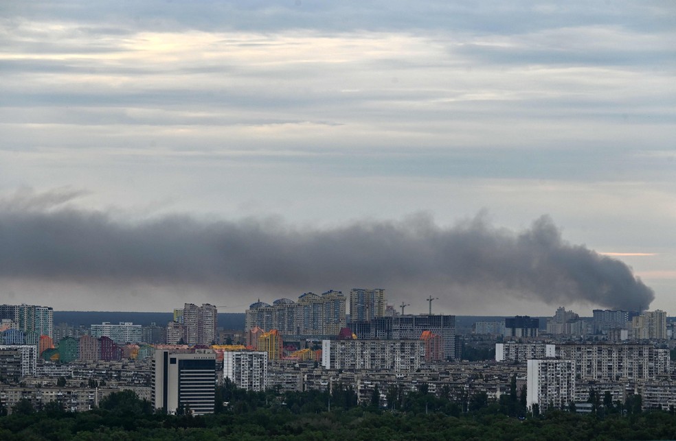 A capital ucraniana, Kiev, voltou a ser bombardeada neste domingo — Foto: Sergei SUPINSKY/AFP